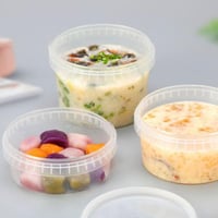 علب بلاستيك معمول وتمر دائري