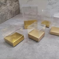 علب توزيعات قاعدة ذهبي وابيض