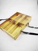 علب بحامل اسود