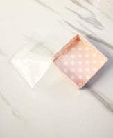 علب مربعه بسلوفان داخلي