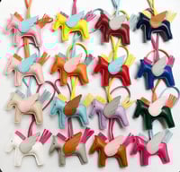 تعليقه الحصان