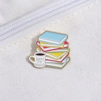 بروش - قطعة على شكل كتب مع كوب