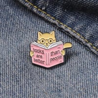 بروش - قطعة على شكل قطة تقرأ كتاب