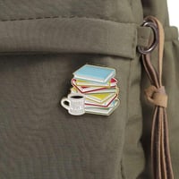 بروش - قطعة على شكل كتب مع كوب