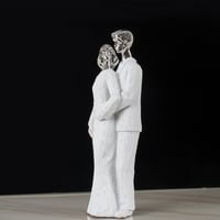 مجسم رومانسي باللون الابيض