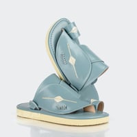 حذاء شرقي مطرز جلد سماوي مميز