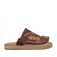 حذاء شرقي من الشامواه البني المطرز