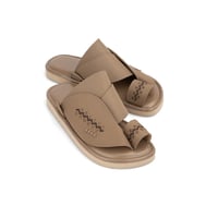 نعال شرقي مطرز جلد جملي فاتح