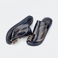 حذاء شرقي كحلي مطرز بخيوط ذهبية