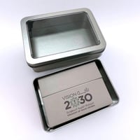 ورق رؤية 2030 مع علبة معدنية