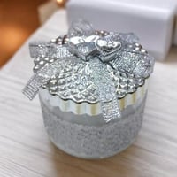 مجموعة (12) من علب توزيعات انيقة بتصميم دائري بالل...