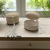 مجموعة 12 علب توزيعات بيضاوي الشكل لون بيج بدون تع...