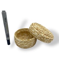 مجموعة من 12 قطعة من السلال الخوص بغطاء بشكل دائري