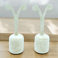 استاند اكسسوارات انيق باللون البيج