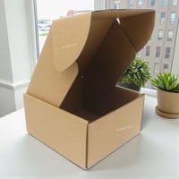 مجموعة (12) من علب كرتون للشحن والتغليف مصممة بشكل...