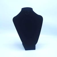 منظم اكسسوارات انيق مصمم باللون الاسود