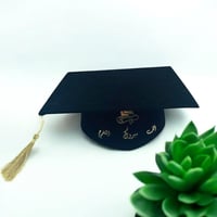 مجموعة من (12) من قبعة تخرج مخمل مع عبارة ( الف مب...