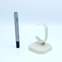 استاند اكسسوارات انيق باللون البيج