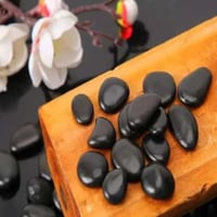 حصى زينة بلون أسود