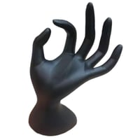 استاند اكسسوارات على شكل يد بلون أسود