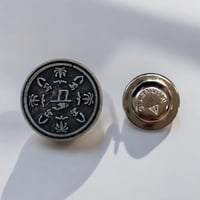 مجموعة بروشات مغناطيسية من 12 قطعة بشكل شعار يوم ا...