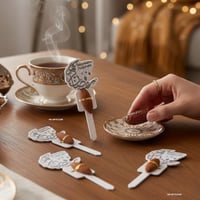 مجموعة من 12 قطعة من استناندات اكليريك منسقة مع كس...