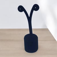 استاند اكسسوارات انيق باللون الاسود