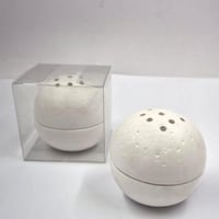 مجموعة 12 من المباخر لون ابيض وتصميم انيق مع علب ش...