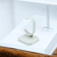 استاند اكسسوارات انيق باللون البيج