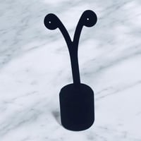 استاند اكسسوارات انيق باللون الاسود