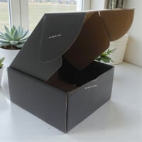 مجموعة (12) من علب كرتون للشحن والتغليف مصممة بشكل...