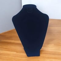 منظم اكسسوارات انيق مصمم باللون الاسود