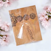 مجموعة من 12 قطعة من غلاف جلدي للمصحف مع فاصل بالل...