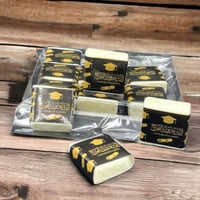 مجموعه 12 من مكعب المسك بثيم التخرج وعبارة ألف مبر...