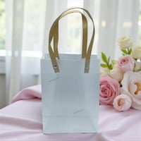 مجموعة (12) من اكياس توزيعات انيقة باللون الابيض م...