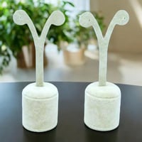 استاند اكسسوارات انيق باللون البيج