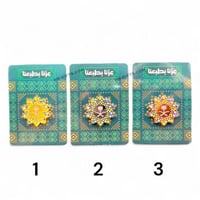 مجموعة (12) من بروشات معدنية مصممة بشكل نجمة فيها...