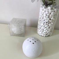 مجموعة 12 من المباخر لون ابيض وتصميم انيق مع علب ش...