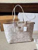 شنطة كوتش City tote (متوفرة بعدة الوان)