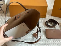 شنطة لويس فيتون Hina (متوفرة بعدة الوان)