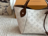 شنطة لويس فيتون Hina (متوفرة بعدة الوان)