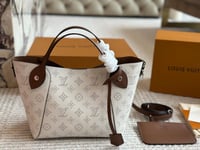 شنطة لويس فيتون Hina (متوفرة بعدة الوان)