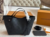 شنطة لويس فيتون Hina (متوفرة بعدة الوان)