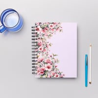 دفتر عربي بغلاف الوردي - مع كتابة اسم او عباره