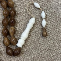 سبحة من ثمرة الكوك مطعم بعظم قصة بيضاوية