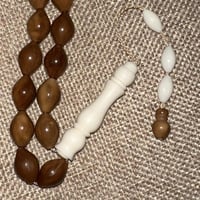 سبحة من ثمرة الكوك مطعم بعظم قصة بيضاوية