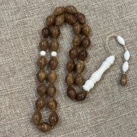 سبحة من ثمرة الكوك مطعم بعظم قصة بيضاوية