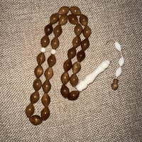 سبحة من ثمرة الكوك مطعم بعظم قصة بيضاوية