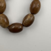 سبحة من ثمرة الكوك قصة بيضاوي