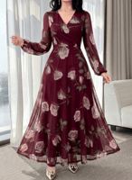 عنابي اللون